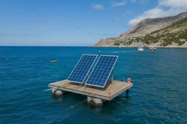 Güneş Paneli ile Deniz Kenarında Sürdürülebilir Tatil Deneyimi: Kurulum ve Enerji Yönetimi Rehberi